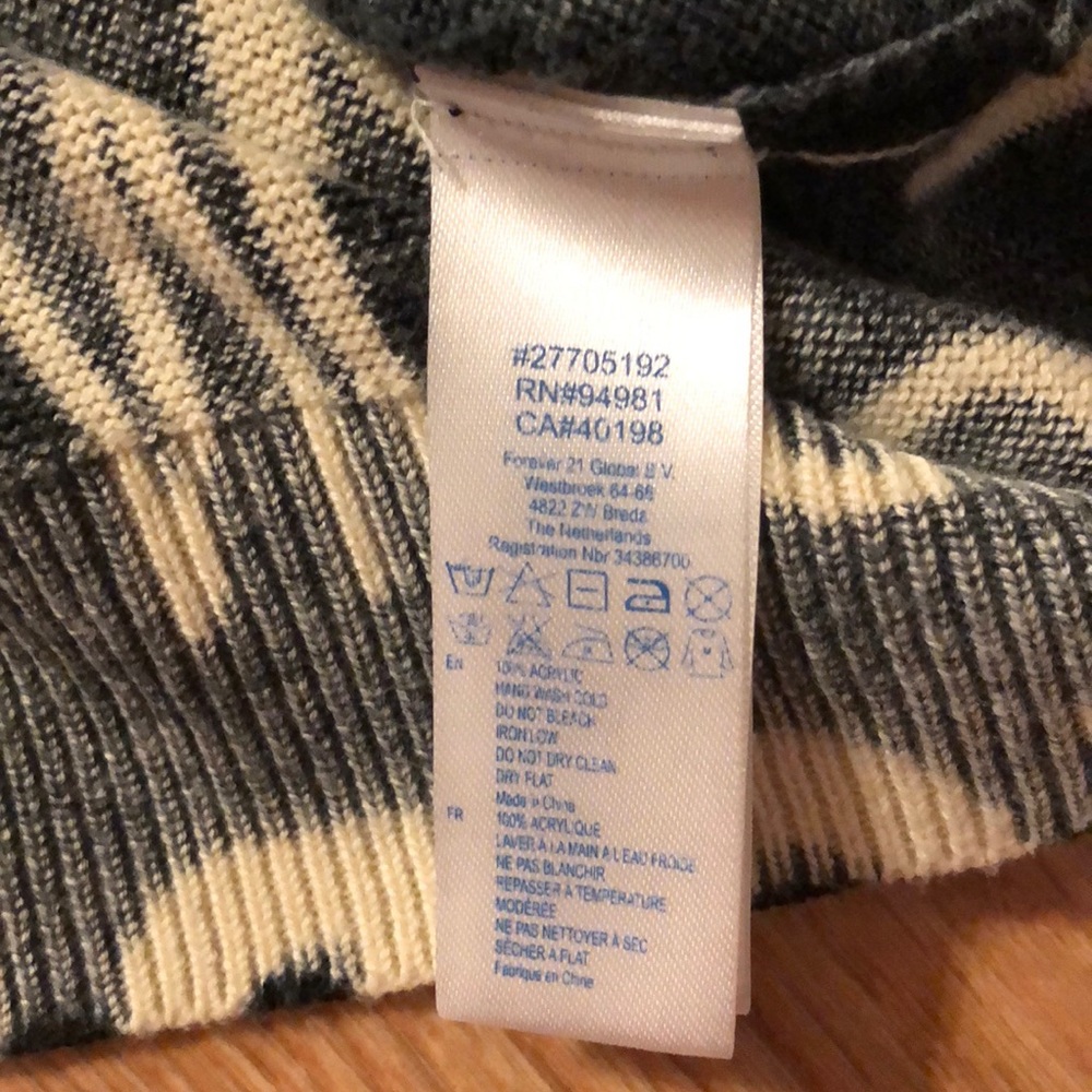 Black and Cream Forever 21 Sweater - Picture 4 of 8